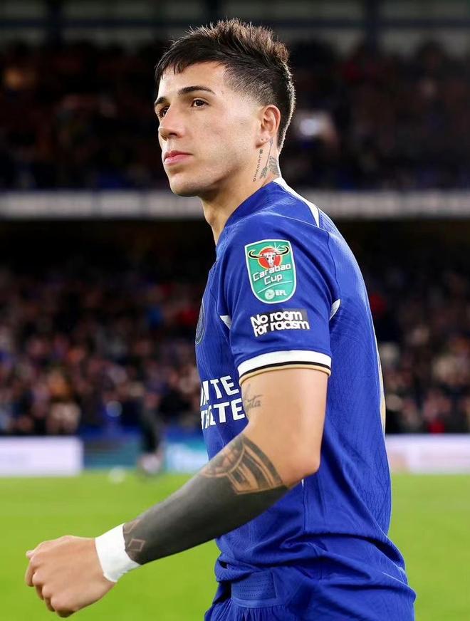 开云APP-切尔西球队换帅后状态回升，风格迥异(切尔西评出百年最佳11人)